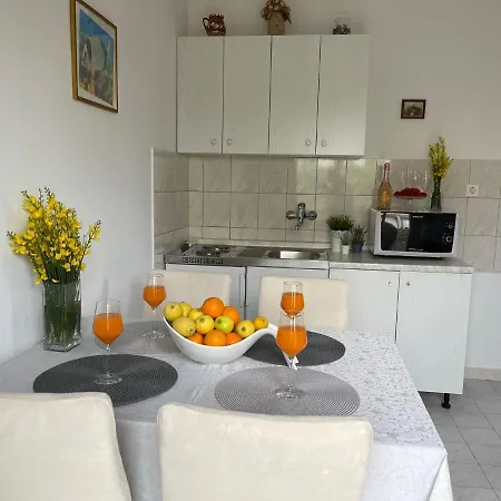 Miki, Okrug Gornji, Trogir