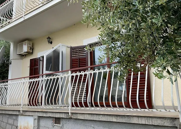 Miki, Okrug Gornji, Trogir