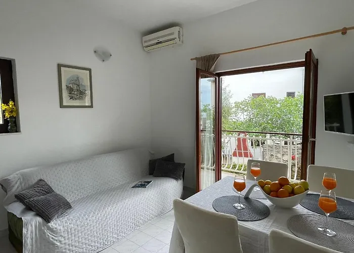 Miki, Okrug Gornji, Apartment *