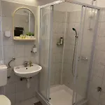 Miki, Okrug Gornji, * Trogir