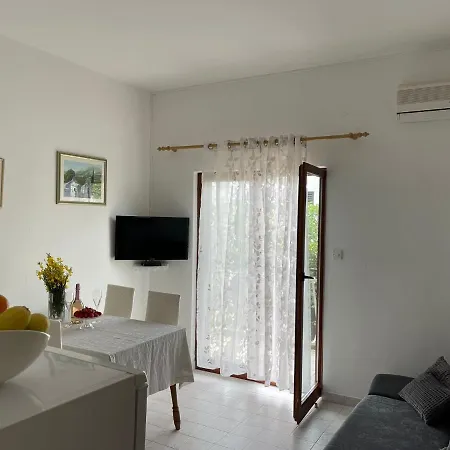 Miki, Okrug Gornji, Apartman