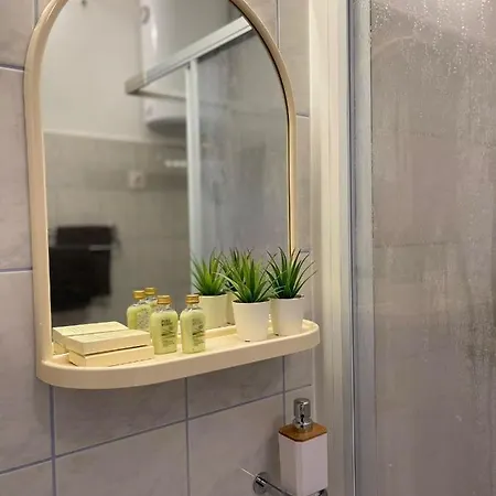 Miki, Okrug Gornji, Apartman