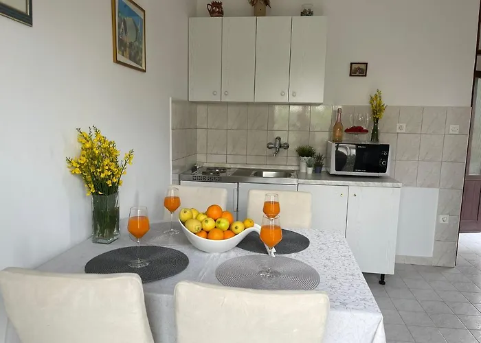 Miki, Okrug Gornji, Trogir