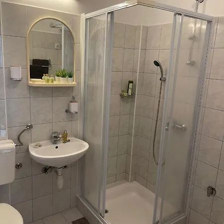 Miki, Okrug Gornji, * Trogir