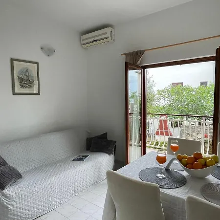 Miki, Okrug Gornji, Apartament *